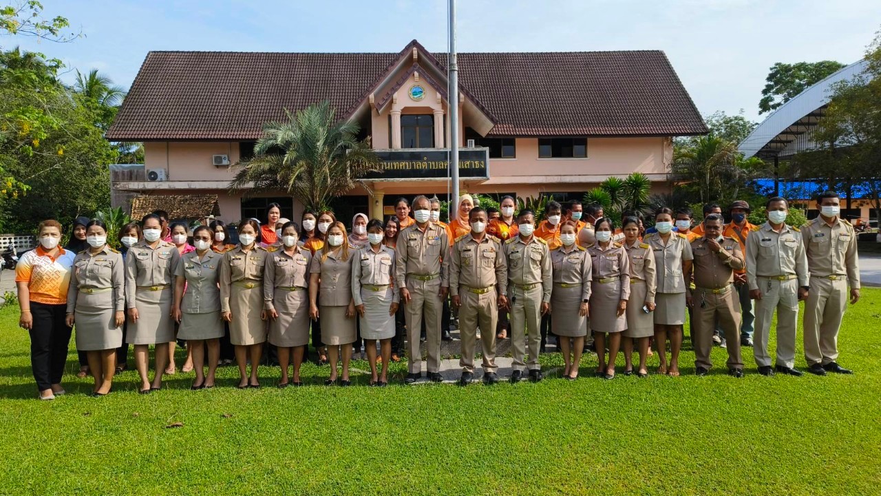กิจกรรมเข้าแถวเคารพธงชาติ 
วันจันทร์ที่ 8 มกราคม 2567
นำโดย นายหร้อหีม นวลดำ นายกเทศมนตรีตำบลควนเสาธง พร้อมด้วย คณะผู้บริหาร  ปลัดเทศบาล รองปลัดเทศบาล หัวหน้าส่วนราชการ และพนักงานเทศบาล ร่วมกิจกรรมเข้าแถวเคารพธงชาติ  เพื่อส่งเสริมสร้างความจงรักภักดี ต่อสถาบันชาติ ศาสนา และพระมหากษัตริย์ และส่งเสริมทางศาสนา ขัด เกลาจิตใจให้พนักงานทุกคนเป็นมนุษย์ที่สมบูรณ์ทั้งทางร่างกาย จิตใจ สติปัญญา ความรู้ปลูกฝังคุณธรรม มีจริยธรรมและวัฒนธรรมในการดำรงชีวิต สามารถอยู่ร่วมกับสังคมได้อย่างมีความสุข