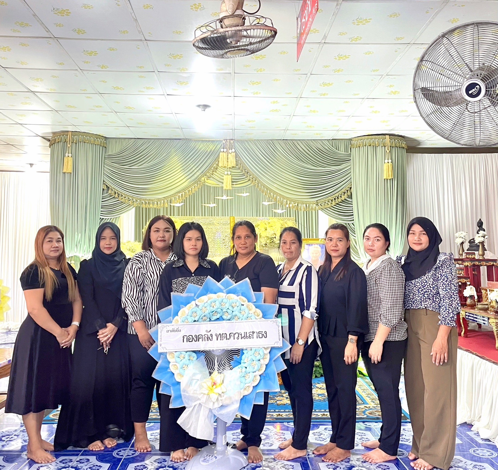 วันศุกร์ ที่ 2 ตุลาคม 2568 นายหร้อหีม  นวลดำ นายกเทศมนตรีตำบลควนเสาธง มอบหมายให้ นายพิเชษฐ์  ชนะสงคราม รองนายกเทศมนตรี และพนักงานเทศบาลตำบลควนเสาธง มอบพวงหรีดไว้อาลัยแด่ครอบครัว นางอุไร  เวชรังษี ณ วัดปลักปอม