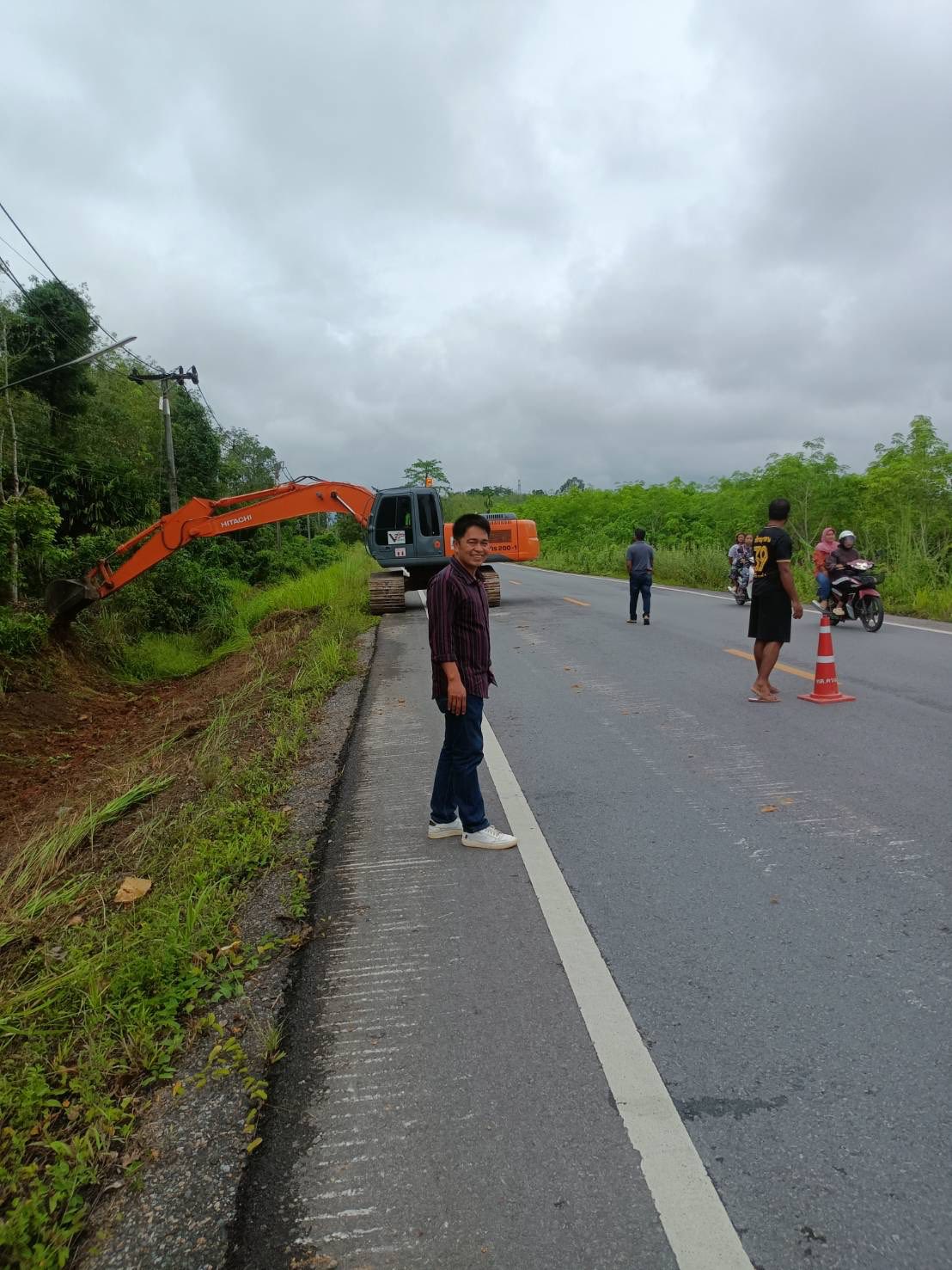 เทศบาลตำบลควนเสาธงดำเนินการขุดลอกคูระบายน้ำในเขตเทศบาลตำบลควนเสาธงเพื่อบรรเทาความเดือดร้อนให้ชาวบ้านในช่วงฤดูฝน