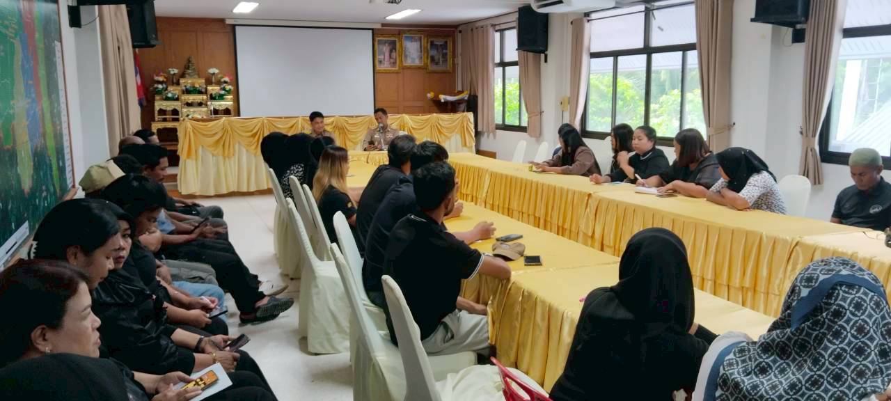 วันจันทร์ ที่ 10 พฤศจิกายน 2568 เวลา 09.00 น.
นายหร้อหีม  นวลดำ นายกเทศมนตรีตำบลควนเสาธง มอบหมาย 
นายทวีศักดิ์ ทักษิณาวาณิชย์ และนายพิเชษฐ์ ชนะสงคราม รองนายกเทศมนตรี ประชุมพนักงานจ้างภารกิจ พนักงานจ้างทั่วไป และพนักงานจ้างเหมา ฯ  เพื่อติดตามผลการดำเนินงาน และหารือการทำงานร่วมกัน