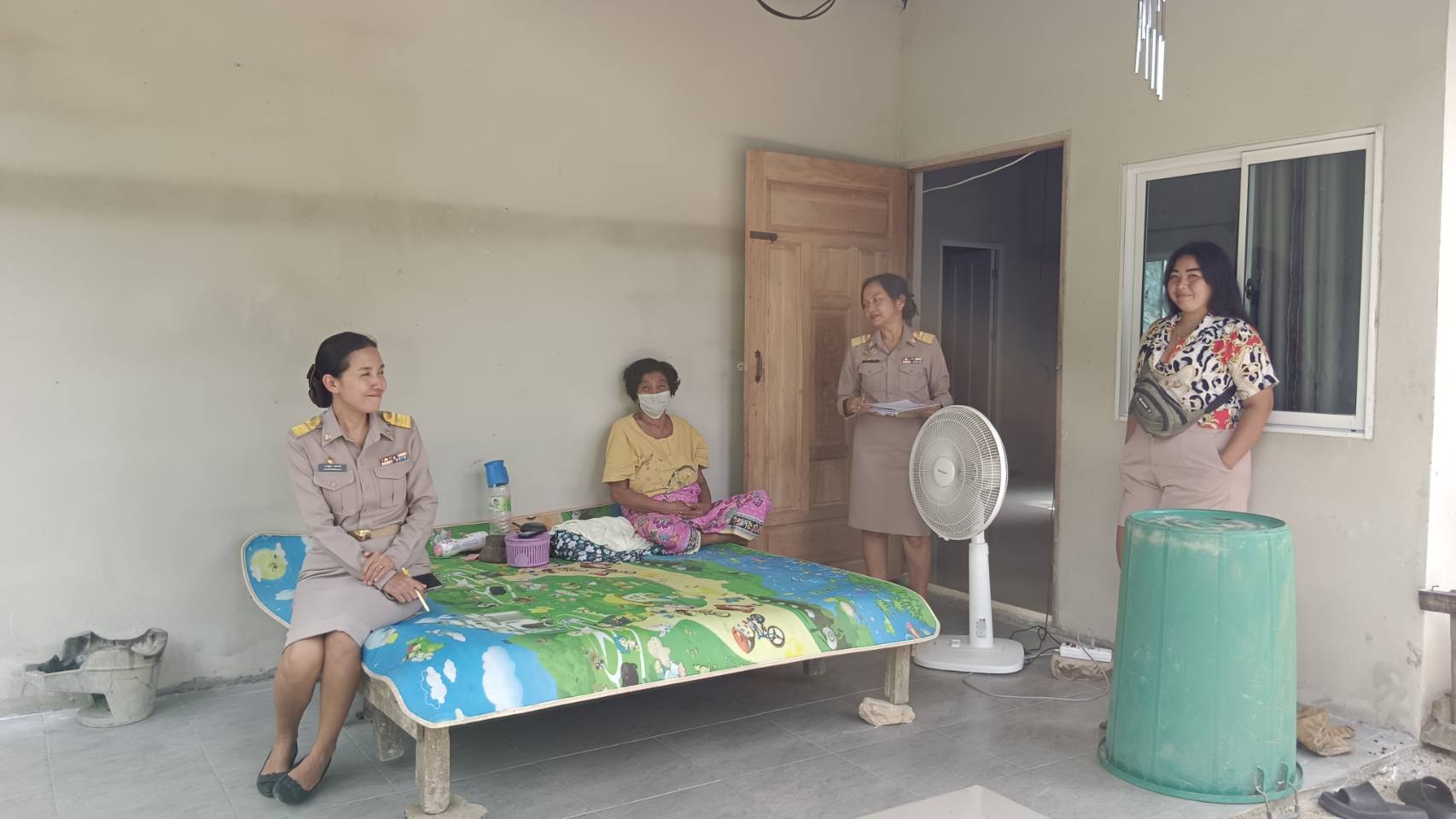 วันจันทร์ที่ 10 พฤศจิกายน 2568
นายหร้อหีม  นวลดำ  นายกเทศมนตรีตำบลควนเสาธง มอบหมาย 
นางสายสุดา  สมพงค์ หัวหน้าสำนักปลัดเทศบาล 
พร้อมด้วยนักพัฒนาชุมชน ลงพื้นที่สำรวจผู้ด้วยโอกาสในพื้นที่เทศบาลตำบลควนเสาธง เพื่อหาแนวทางช่วยเหลือต่อไป
