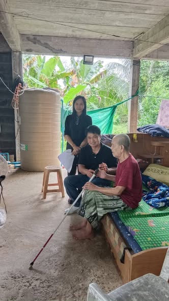 ลงพื้นที่เขตเทศบาล มอบไม้เท้าขาวให้แก่ผู้พิการทางสายตา โดยตัวแทนผู้พิการรับมอบ