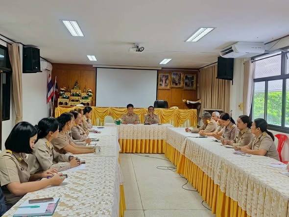 วันจันทร์ ที่ 2 กุมภาพันธ์ 2569 เวลา 09.00 น.
นายหร้อหีม  นวลดำ นายกเทศมนตรีตำบลควนเสาธง มอบหมาย 
นายทวีศักดิ์ ทักษิณาวาณิชย์ และนายพิเชษฐ์ ชนะสงคราม รองนายกเทศมนตรี ประชุมพนักงานเทศบาลเทศบาลตำบลควนเสาธง (ข้าราชการ พนักงานจ้าง  และพนักงานจ้างเหมาบริการ) ประจำเดือนกุมภาพันธ์ พ.ศ.2569 เพื่อติดตามผลการดำเนินงาน และหารือการทำงานร่วมกัน